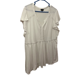 2x Gently loved torrid white short sleeved top with lace trim